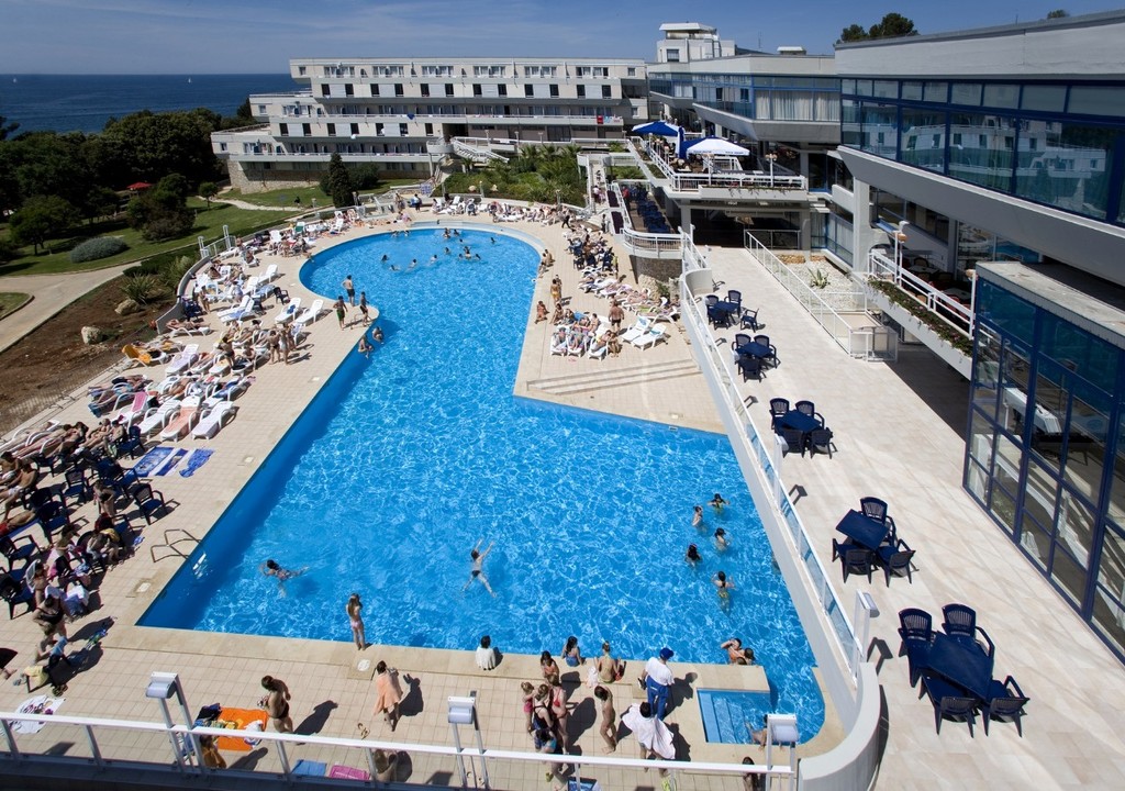 Hotel DELFIN kültéri tengervizes medence és napozóterasz